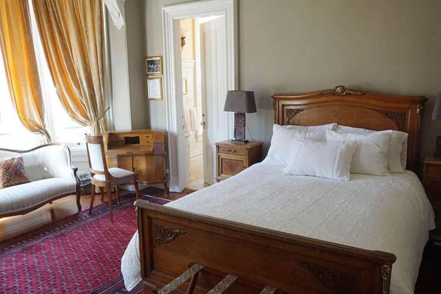 Ein Schlafzimmer mit einem Bett und einem Schreibtisch