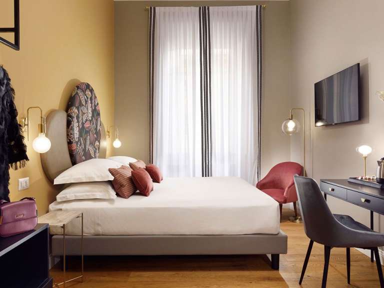 Ein Hotelzimmer mit einem Bett und einem Stuhl