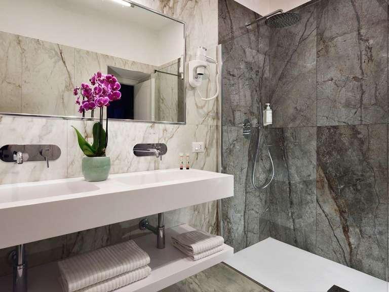 Ein Badezimmer mit einem Waschbecken und einer Dusche