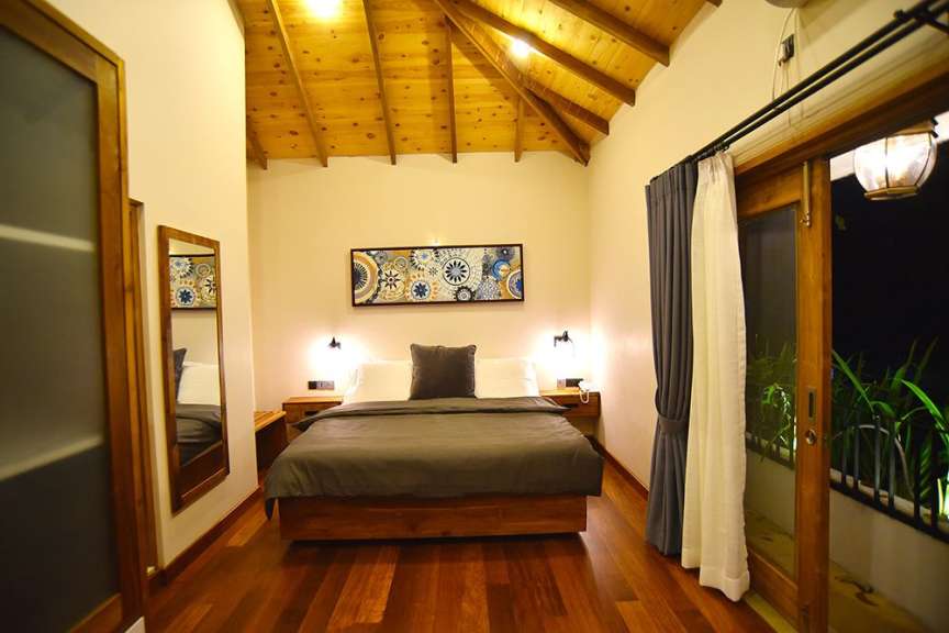 Ein Schlafzimmer mit einem Bett und einem Spiegel