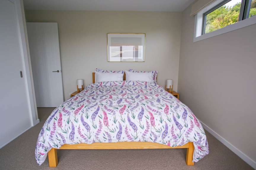 Ein Schlafzimmer mit einem Bett und einem Gemälde an der Wand