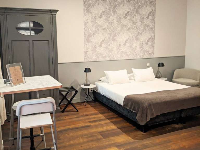 Ein Hotelzimmer mit einem Bett und einem Tisch