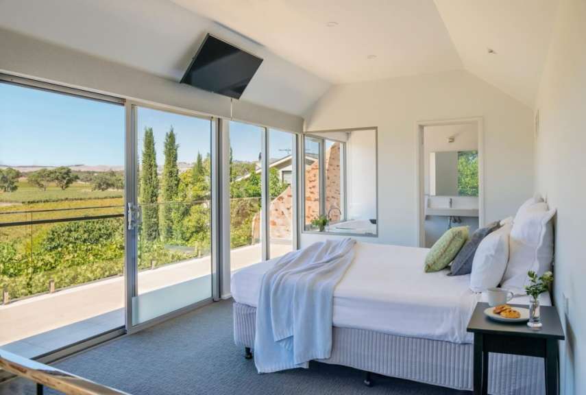 Ein Schlafzimmer mit einem Bett und einem Fernseher an der Decke