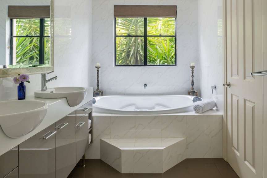 Ein Badezimmer mit zwei Waschbecken und einer Badewanne