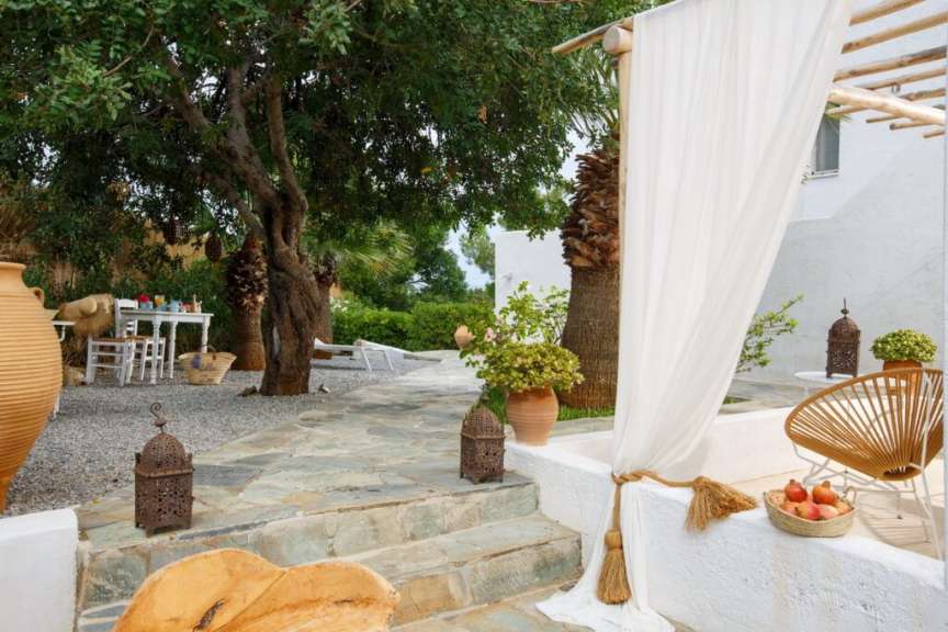 Ein weißer Vorhang hängt an einer weißen Wand