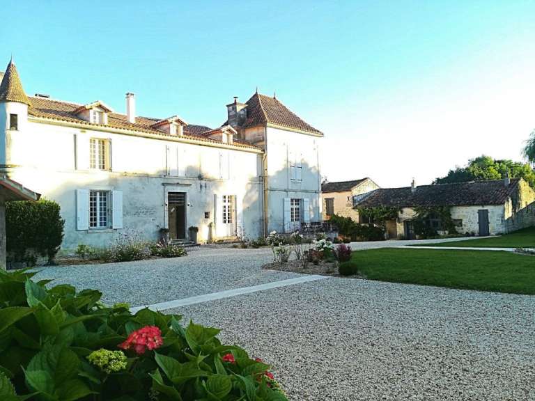 Ein großes weißes Gebäude mit der Aufschrift " chateau " darauf