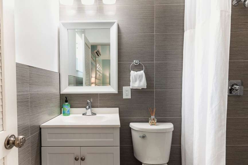 Ein Badezimmer mit Waschbecken und WC und Duschvorhang