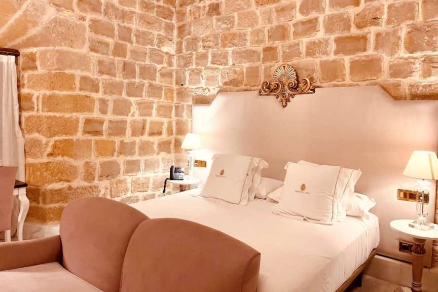 Ein Hotelzimmer mit einem Bett und einem Stuhl