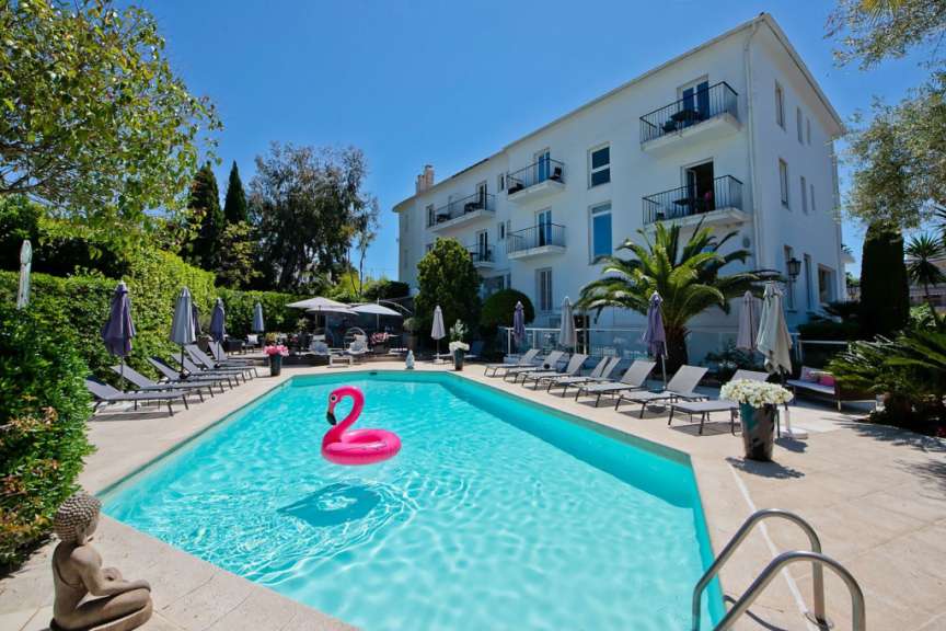 Ein großer Pool mit einem rosa Flamingo in der Mitte