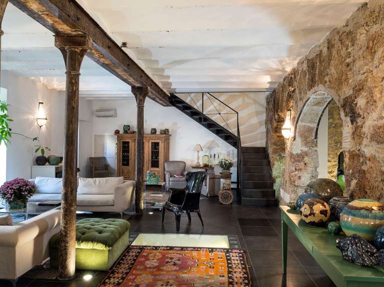 Ein Wohnzimmer mit Möbeln und einer Treppe