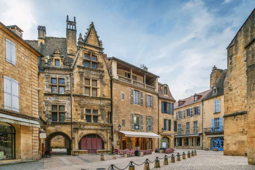 Eine kleine Straße mit einem alten Gebäude in der Mitte