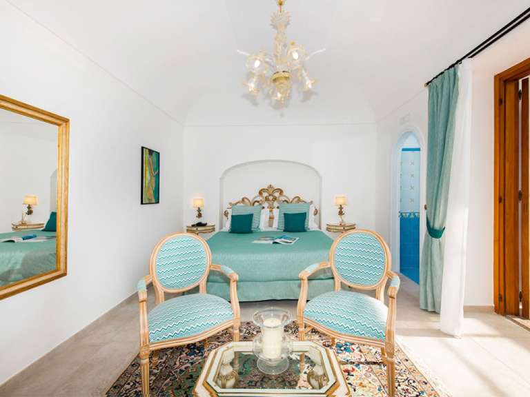 Ein Schlafzimmer mit einem Bett und zwei Stühlen