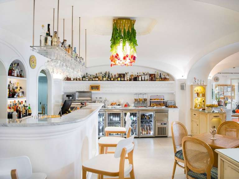 Ein Restaurant mit einem bunten Kronleuchter an der Decke