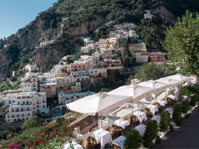 Ein Restaurant mit Blick auf eine Stadt mit vielen Gebäuden