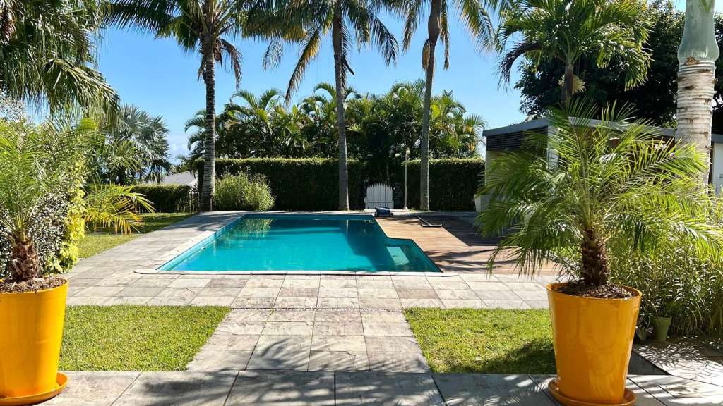 Ein großer Pool mit Palmen im Hintergrund