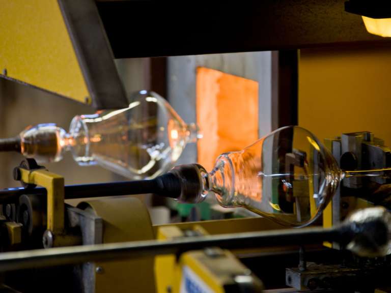Ein Glas wird in einer Fabrik hergestellt