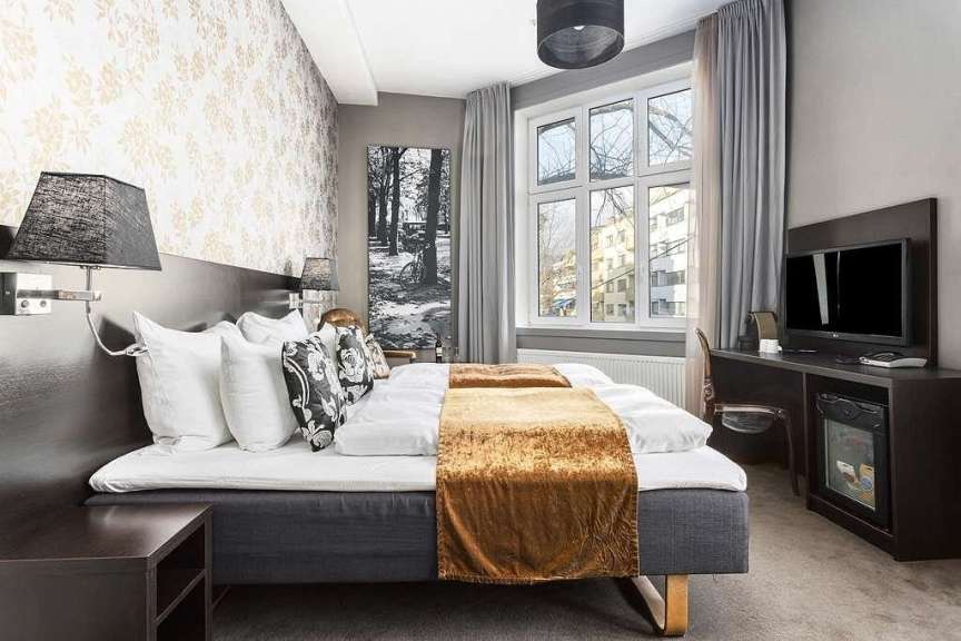 Ein Hotelzimmer mit einem Bett und einem Fernseher