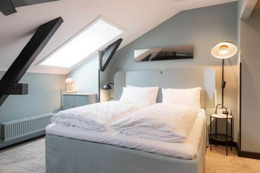 Ein Schlafzimmer mit einem Bett und einer Lampe