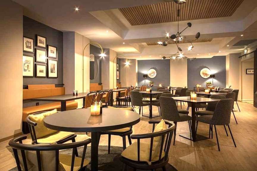 Ein Restaurant mit vielen Tischen und Stühlen