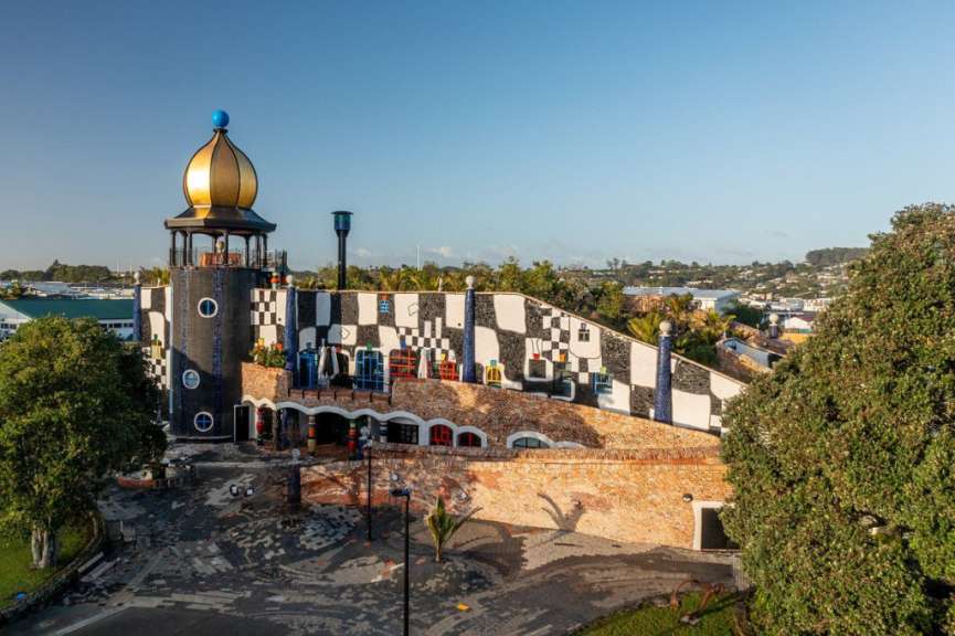 Ein buntes Gebäude mit einem goldenen Turm darauf