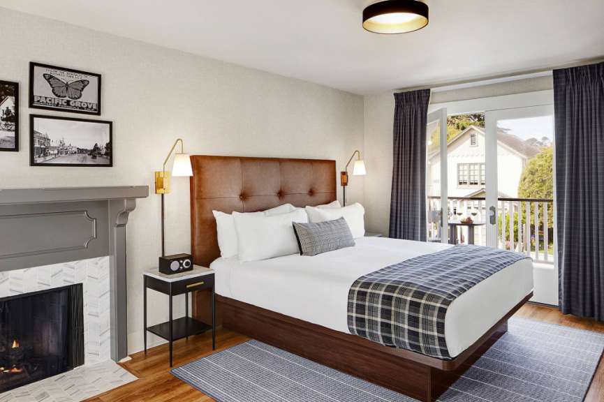 Ein Hotelzimmer mit einem Bett und einem Kamin