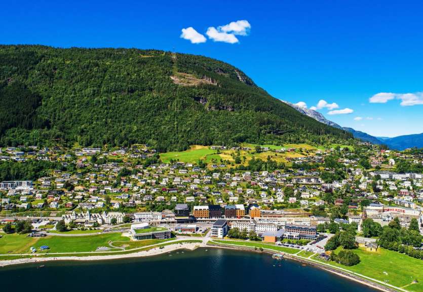 Eine Stadt an einem See mit Bergen im Hintergrund