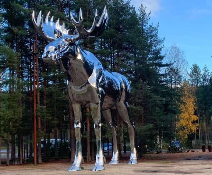 Eine silberne Statue eines Elchs in einem Wald