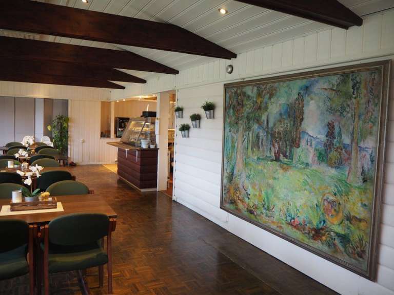 Ein Esszimmer mit einem Gemälde an der Wand