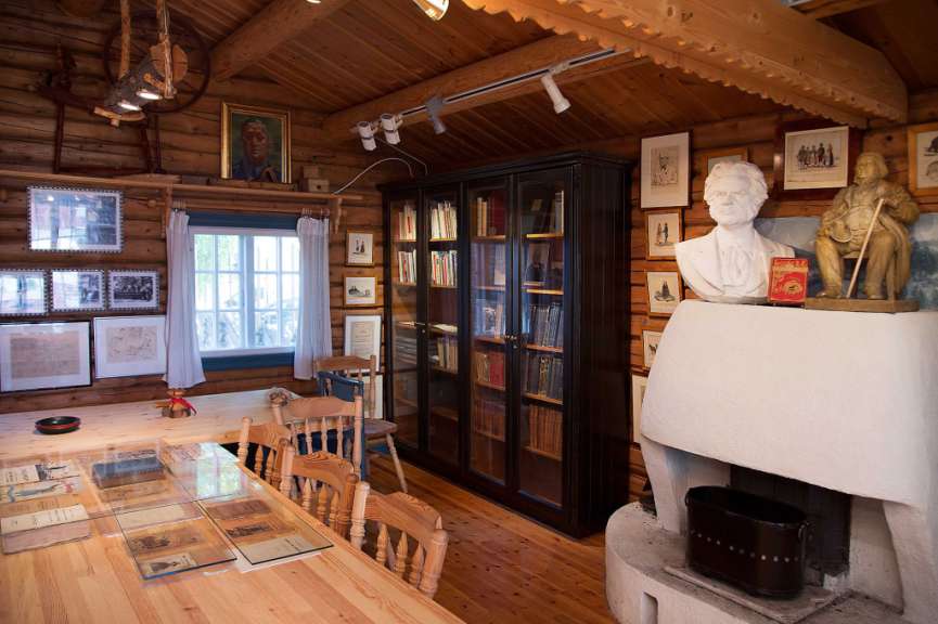 Ein Wohnzimmer mit einem Kamin und einem Bücherregal