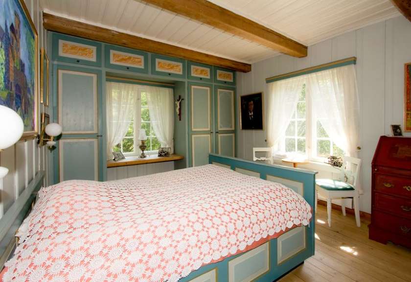 Ein Schlafzimmer mit einem Bett und einem Schreibtisch