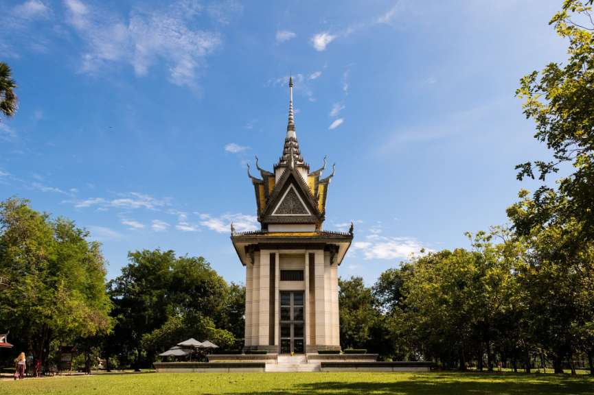 Ein weißes Gebäude mit einem schwarzen Turm darauf