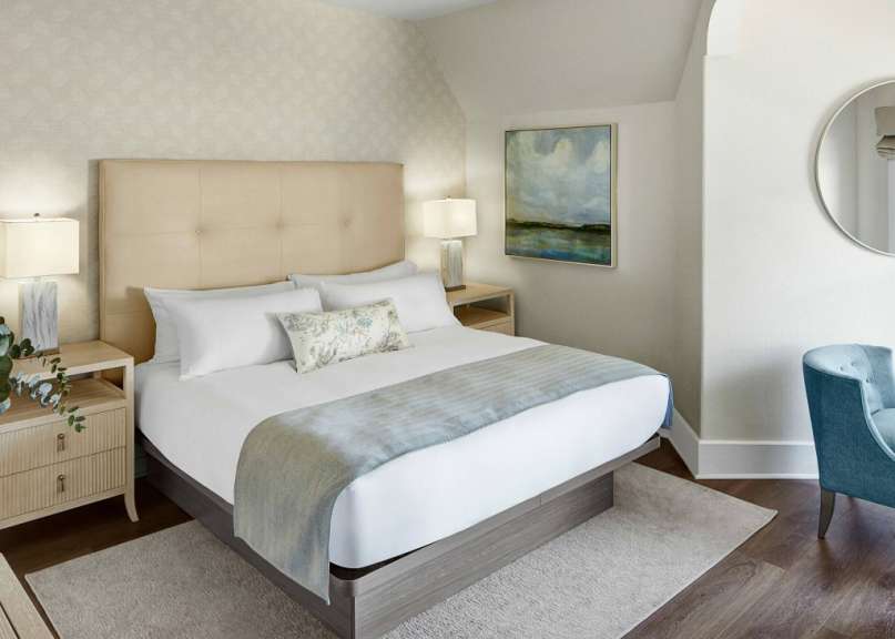 Ein Hotelzimmer mit einem Bett und einem Stuhl
