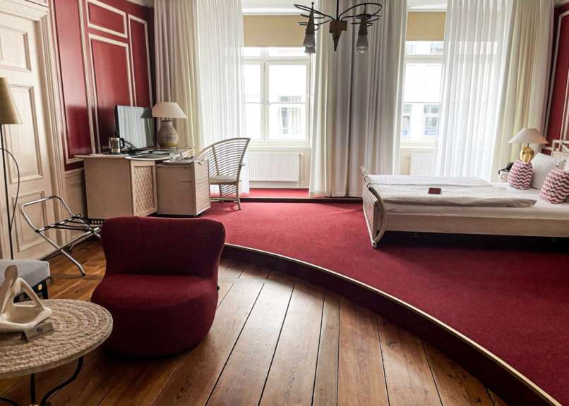 Ein Hotelzimmer mit einem Bett und einem Stuhl