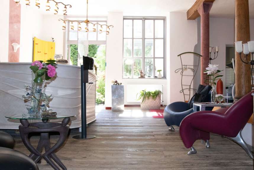 Ein Wohnzimmer mit vielen Möbeln und einem Tisch