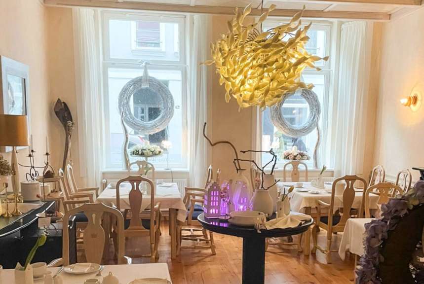 Ein Esszimmer mit vielen Tischen und Stühlen