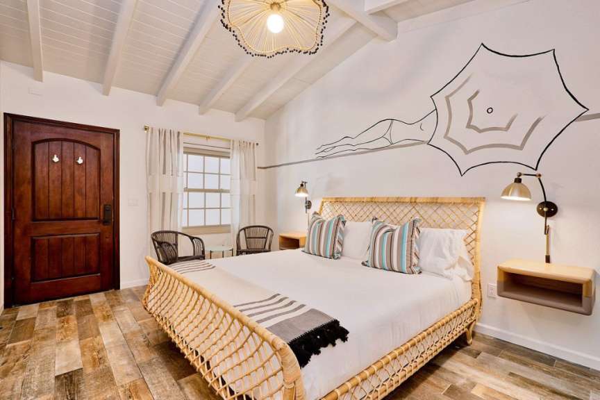 Ein Schlafzimmer mit einem Bett und einem Regenschirm an der Wand
