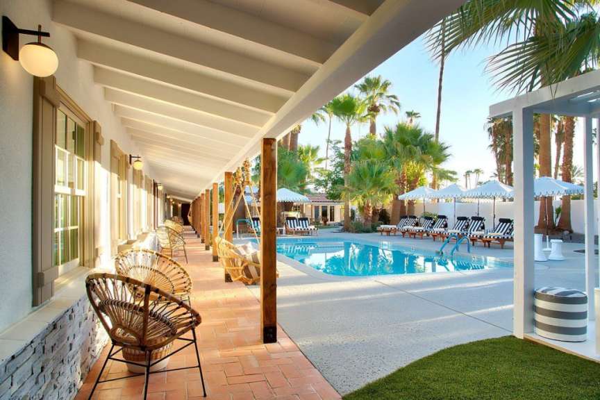 Ein Hotel mit einem großen Swimmingpool und Liegestühlen