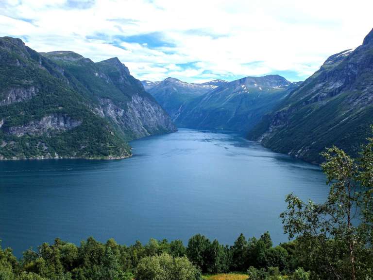 Ein großer See, der zwischen zwei Bergen fließt