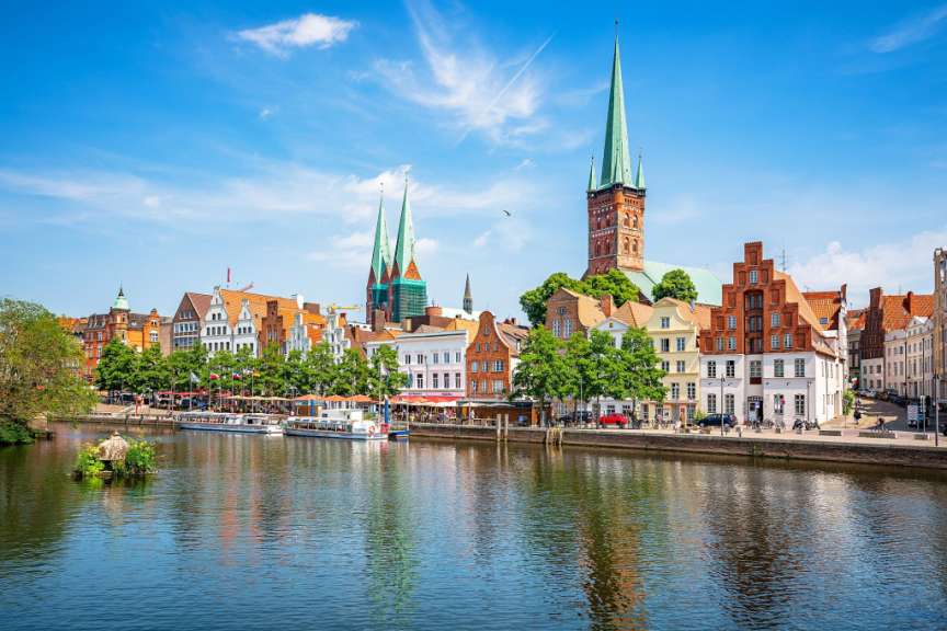 Ein Fluss läuft durch eine Stadt mit vielen Gebäuden
