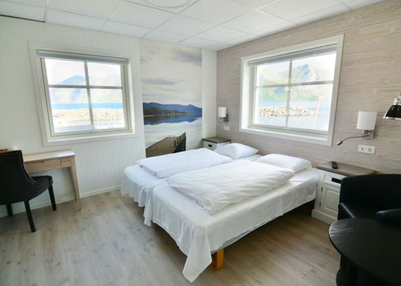 Ein Hotelzimmer mit zwei Betten und einem Tisch