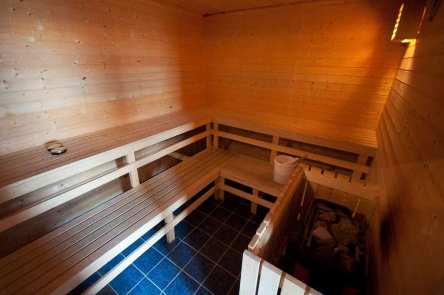 Eine Holzsauna mit einem Eimer in der Mitte