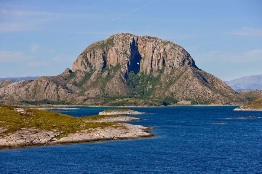 Ein großer Berg sitzt über einem großen See