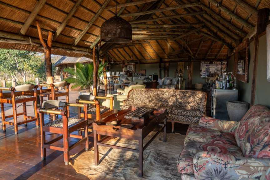 Ein Wohnzimmer mit einem Couchtisch und Stühlen