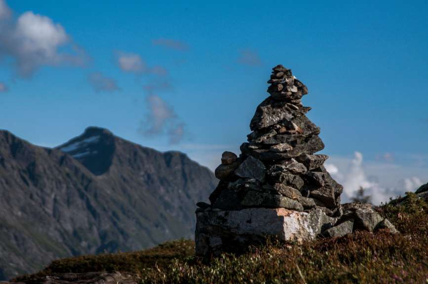 Ein Stapel Steine mit einem Berg im Hintergrund