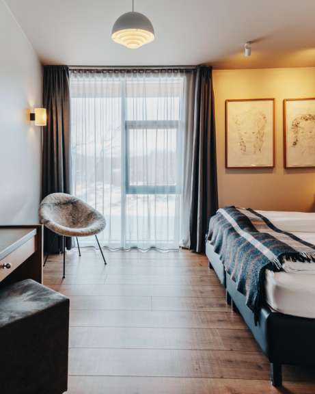Ein Hotelzimmer mit zwei Betten und einem Stuhl