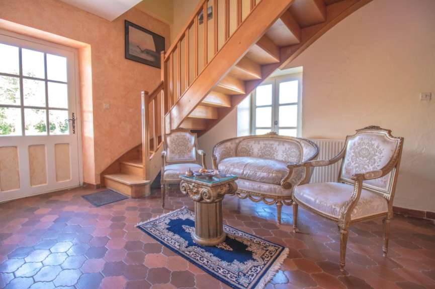 Ein Wohnzimmer mit Möbeln und einer Treppe