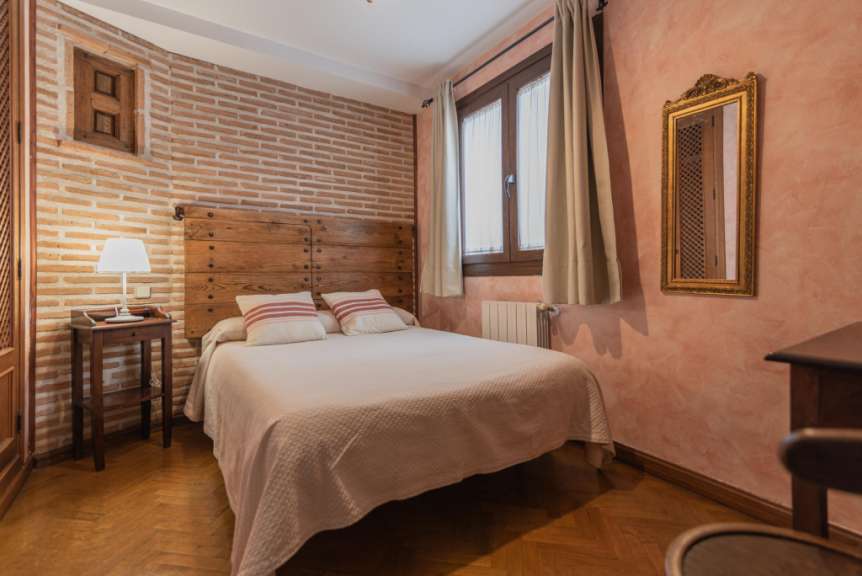 Ein Schlafzimmer mit einem Bett und einem Spiegel