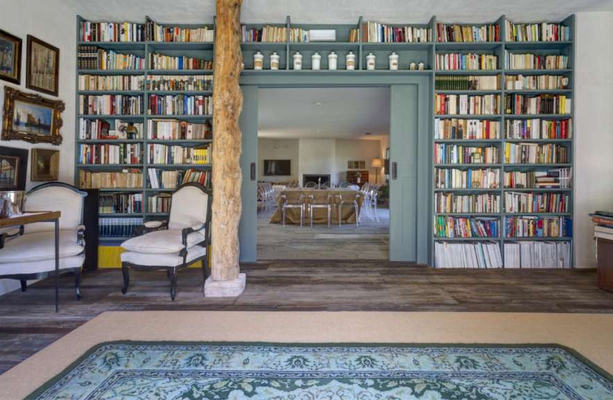 Ein Wohnzimmer mit vielen Büchern und einem Teppich