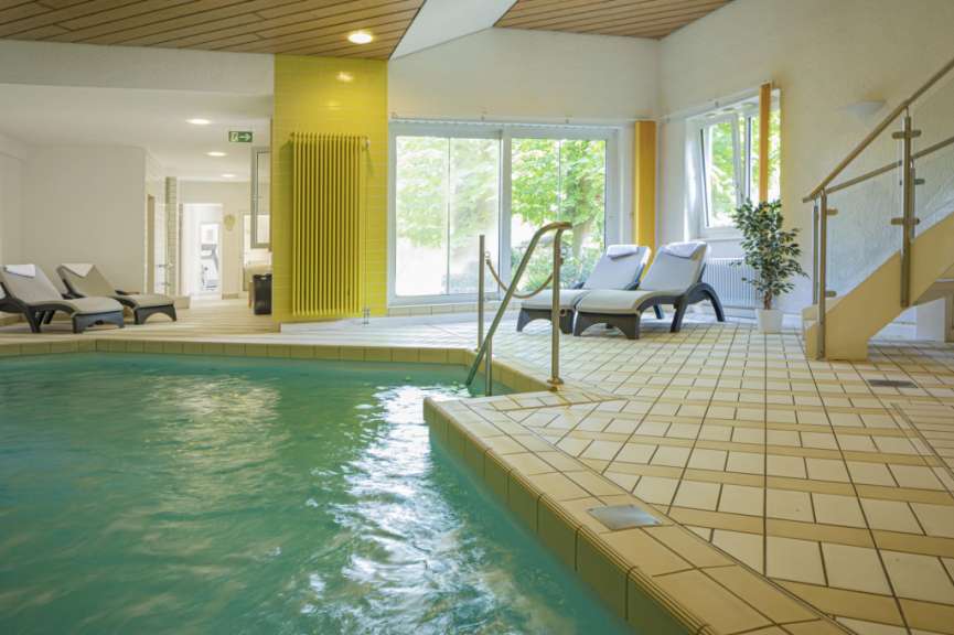 Ein schwimmbad mit gelben fliesen an der wand