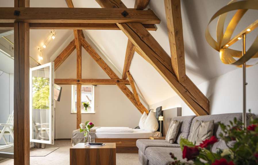 Ein Schlafzimmer mit einem Bett und einem Couchtisch